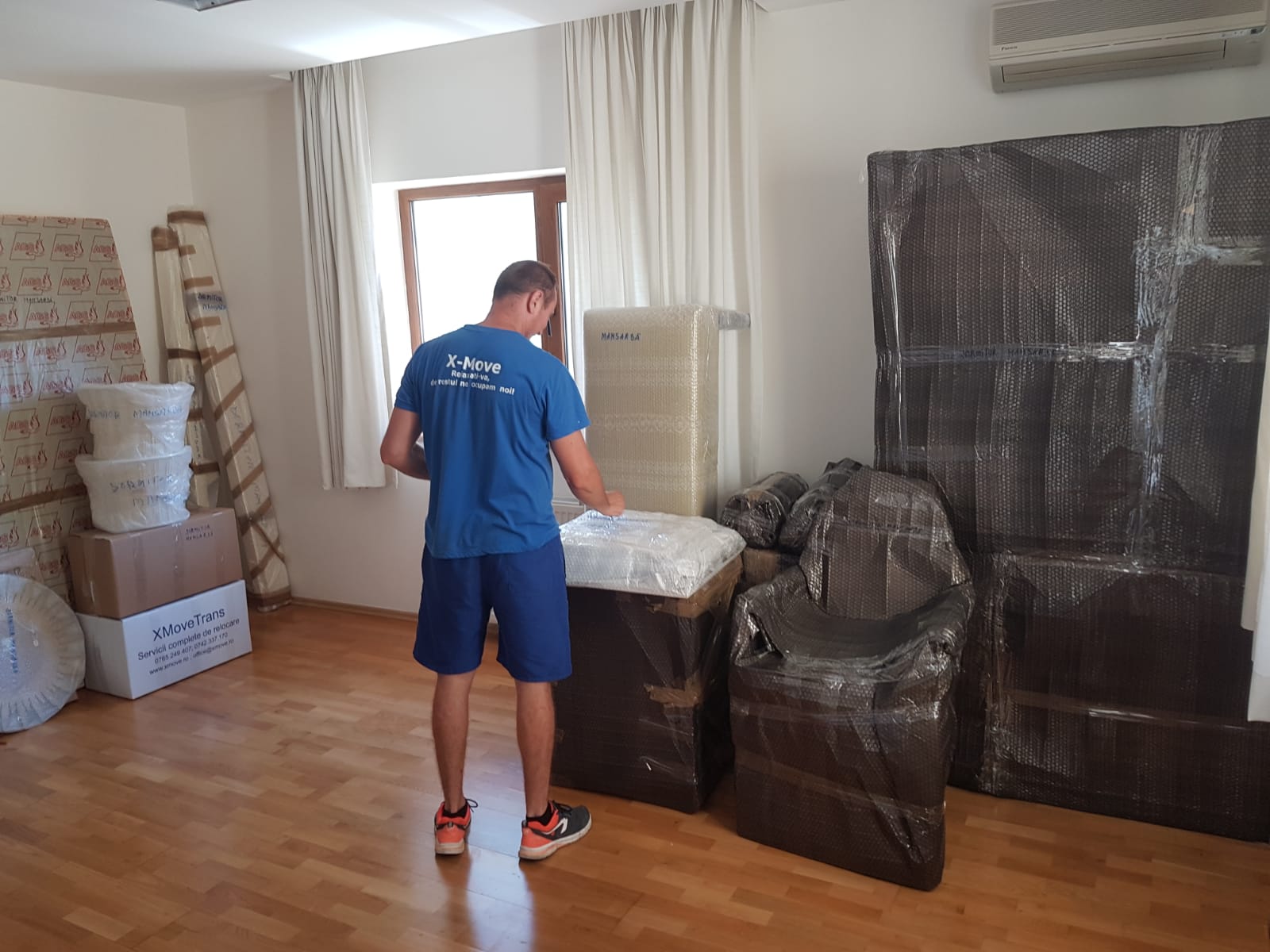 Echipa XMoveTrans la ambalarea mobilierului